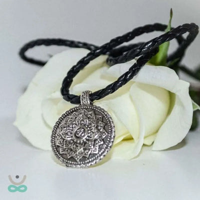 Collar de mandala de flor de loto "OM".