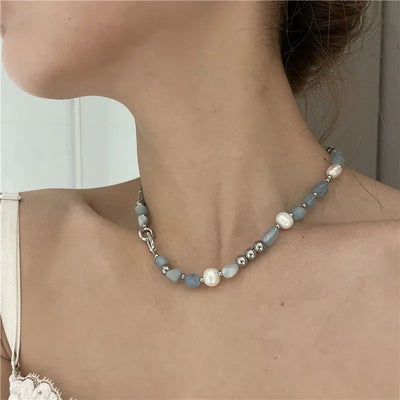 Collar de piedra azul natural con perlas de agua dulce