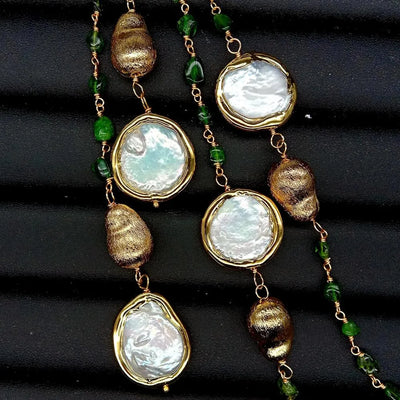 Collar de piedras naturales con monedas blancas