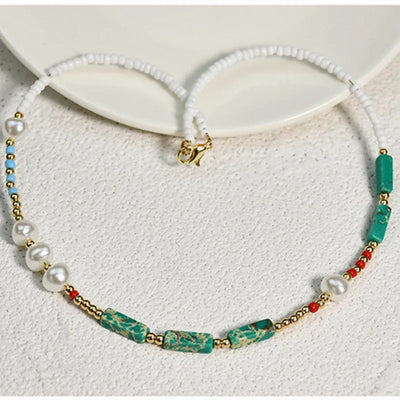 Collar de piedras verdes con perlas naturales
