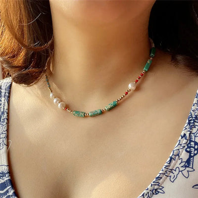 Collar de piedras verdes con perlas naturales