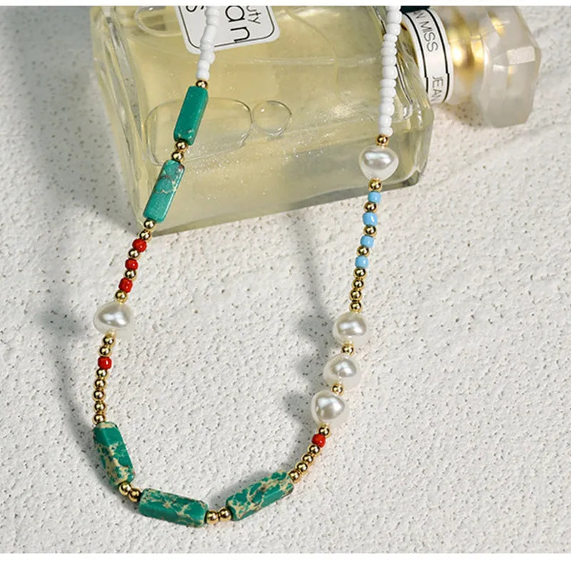 Collar de piedras verdes con perlas naturales