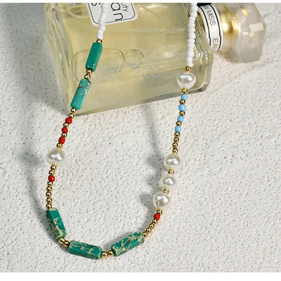 Collar de piedras verdes con perlas naturales