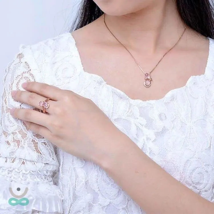 Collar de plata con gato de cuarzo rosa