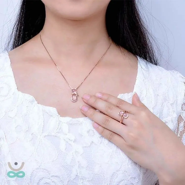 Collar de plata con gato de cuarzo rosa