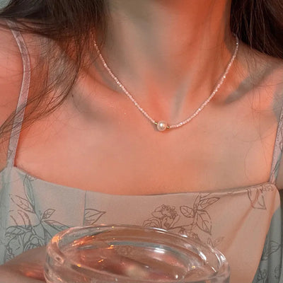 Collar perla junto a piedras naturales