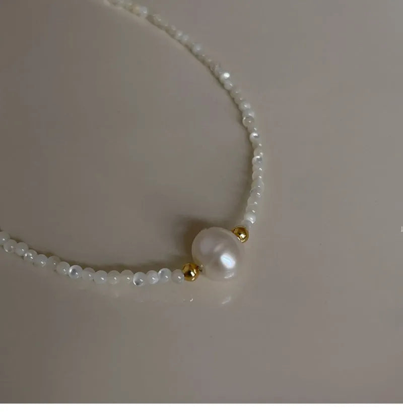 Collar perla junto a piedras naturales