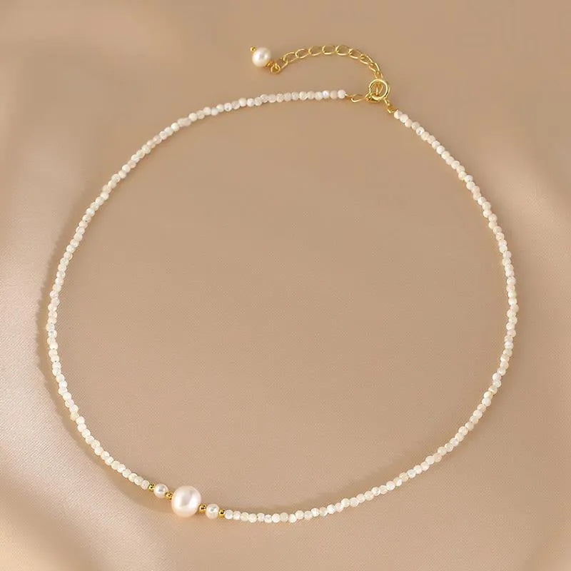 Collar perla junto a piedras naturales