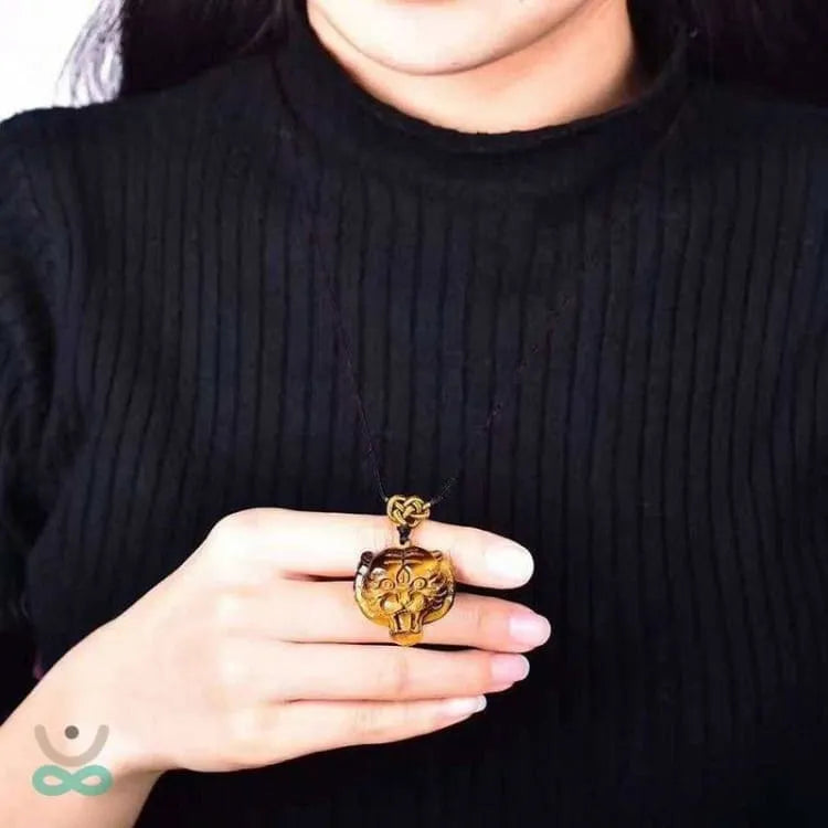 Collar trenzado con colgante de tigre en ojo de tigre