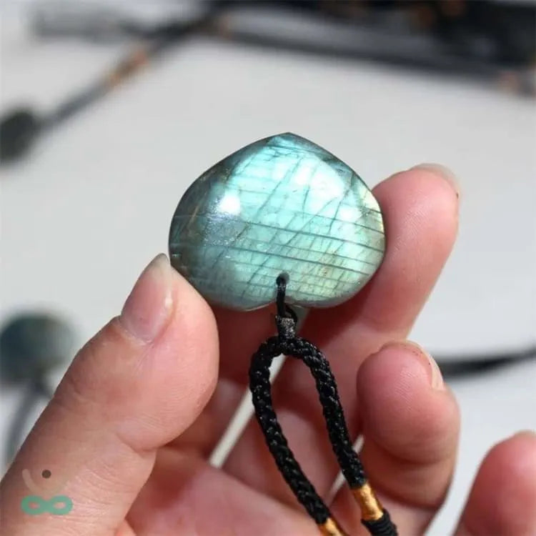 Corazón Protector de Labradorita – Magia, Belleza y Energía Positiva
