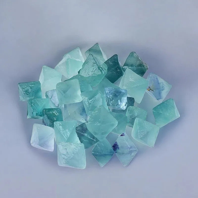 Cristal Fluorita Verde Natural Octaédrica – Potencia Tu Bienestar y Equilibra Tu Energía
