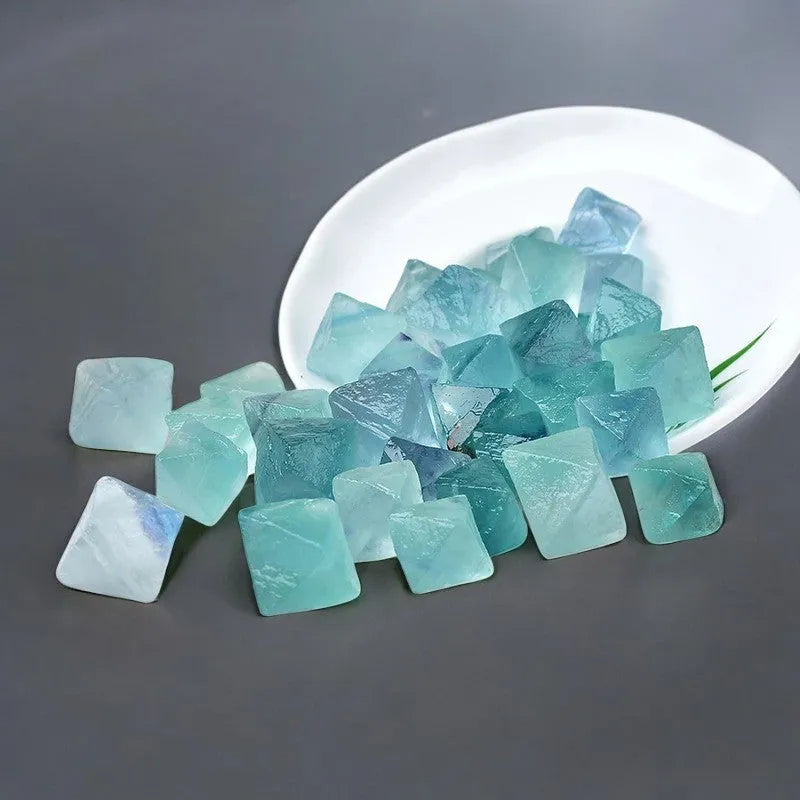 Cristal Fluorita Verde Natural Octaédrica – Potencia Tu Bienestar y Equilibra Tu Energía