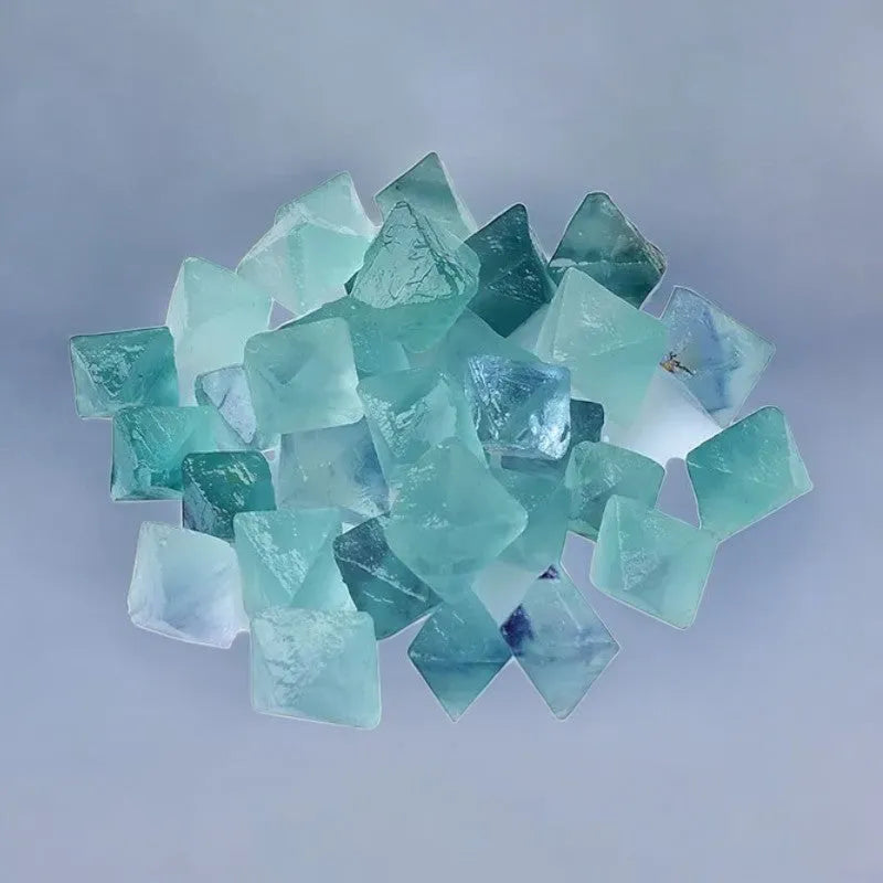 Cristal Fluorita Verde Natural Octaédrica – Potencia Tu Bienestar y Equilibra Tu Energía