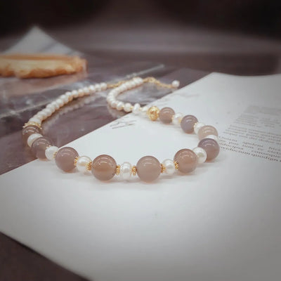 Elegante collar de gemas naturales de agua dulces cristalinas