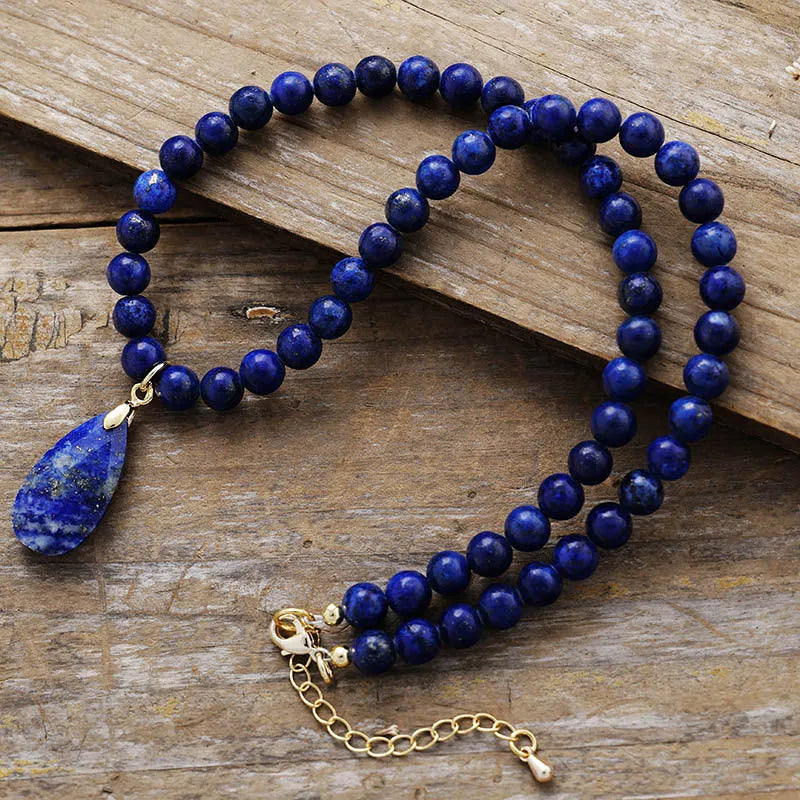Gargantilla con lapislázuli: estilo y equilibrio en tu día a día