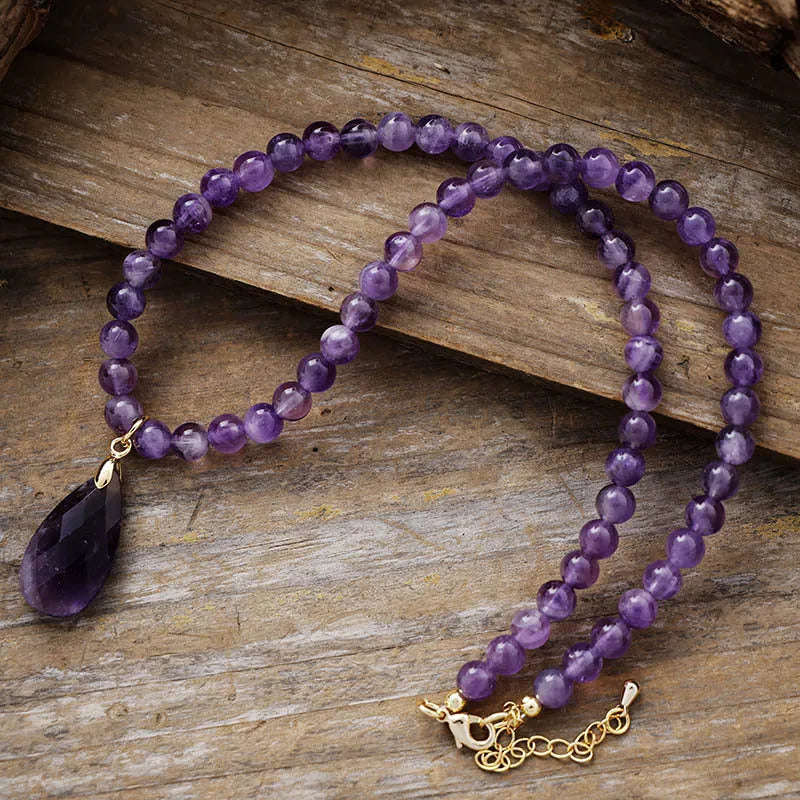 Gargantilla de lujo con amatista: elegancia y energía transformadora