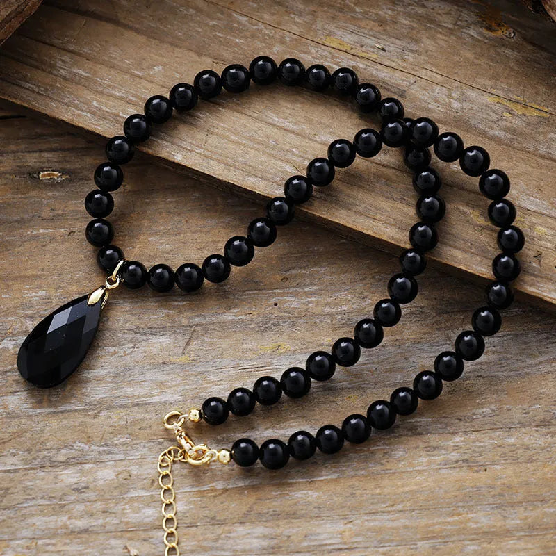 Gargantilla de ónix: protección y elegancia en tu día a día