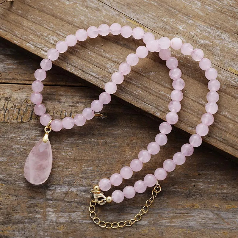 Gargantilla francesa con colgante de cuarzo rosa: lujo y energía positiva