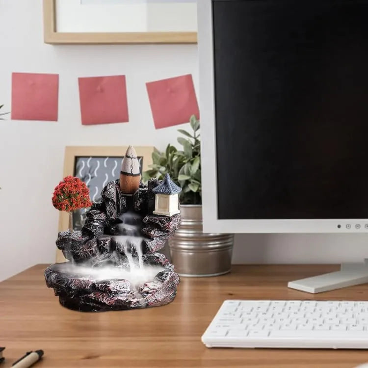 Inciensario de aldea japonesa con cascada