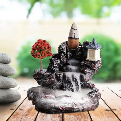 Inciensario de aldea japonesa con cascada