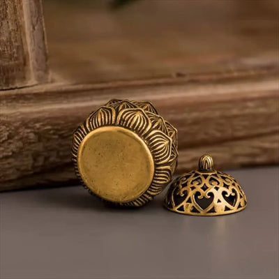 Inciensario retro de latón con tapa