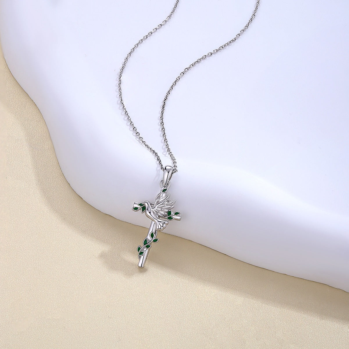 Collar cruz y paloma con aventurina verde en plata 925, símbolo de paz interior y energía sanadora