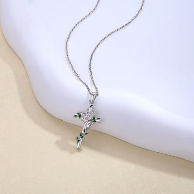 Collar cruz y paloma con aventurina verde en plata 925, símbolo de paz interior y energía sanadora