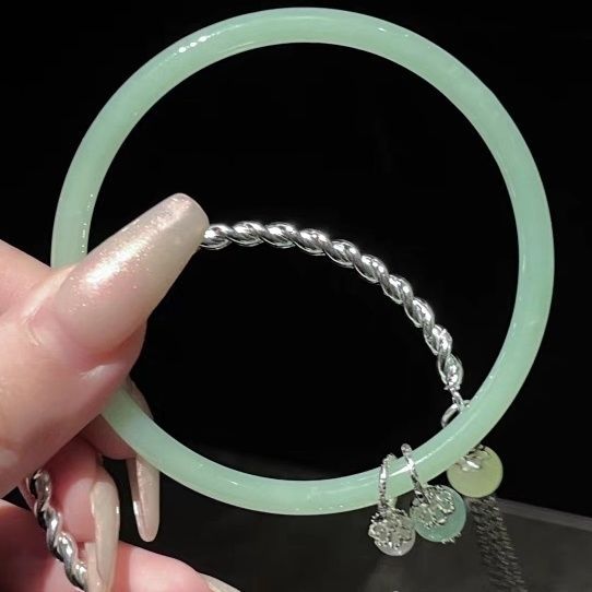 Pulsera Retro de Cuarzo Verde: Armonía y Elegancia con Borlas Artesanales