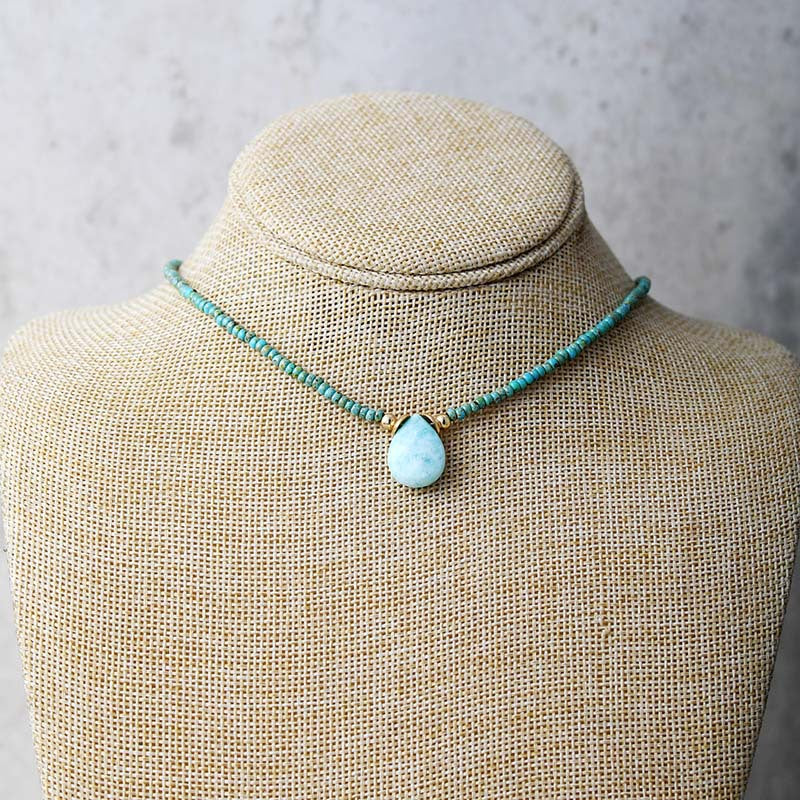 Collar Minimalista de Cuarzo Verde: Moda y Energía en tu Clavícula