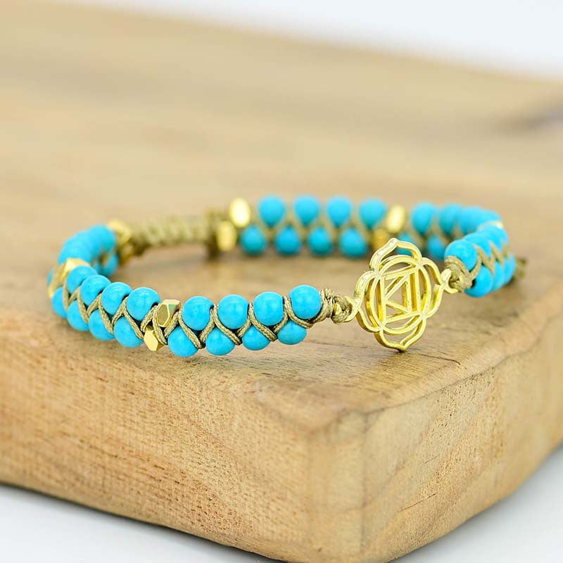 Pulsera Tejida a Mano de Turquesa Azul Natural y Símbolo Geométrico Dorado