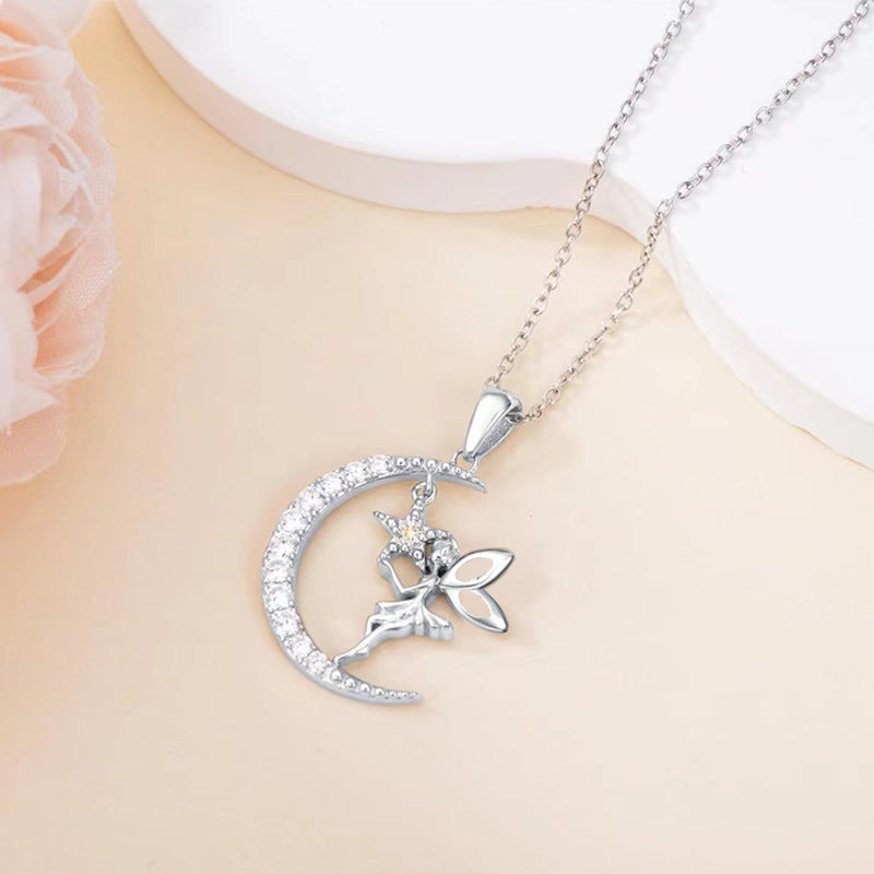 Collar mariposa y luna en plata 925, símbolo de transformación y magia femenina