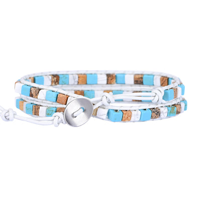 Pulsera de dos capas con ágata azul y blanca sobre cuero blanco, equilibrio emocional y serenidad consciente