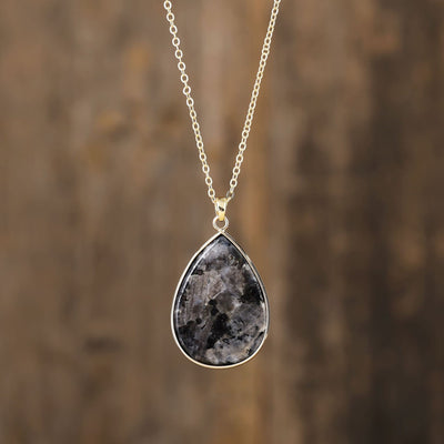 Energía y Elegancia: Collar de Piedra Natural en Forma de Gota