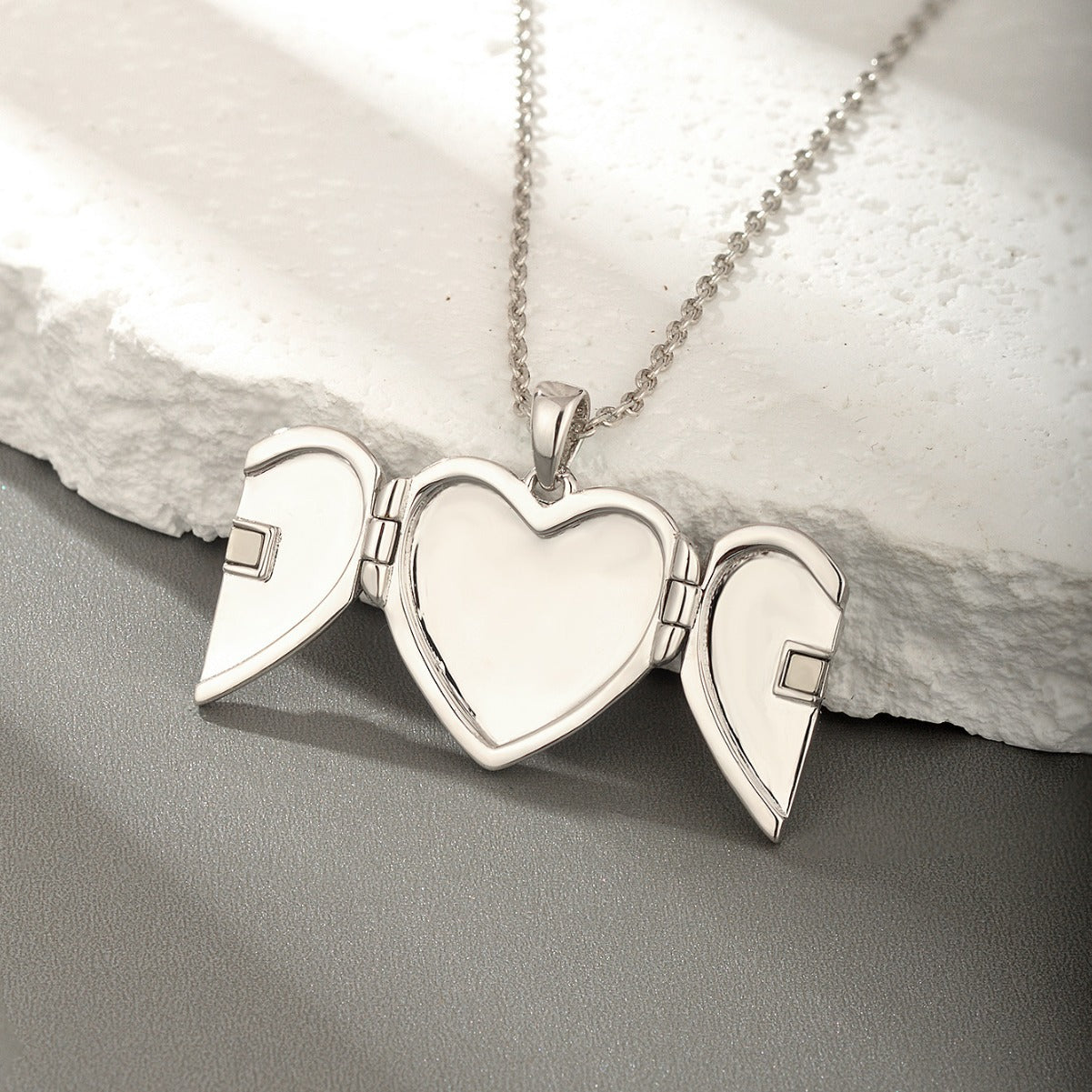 Collar relicario de amor en plata 925, con compartimento para foto y diseño moderno