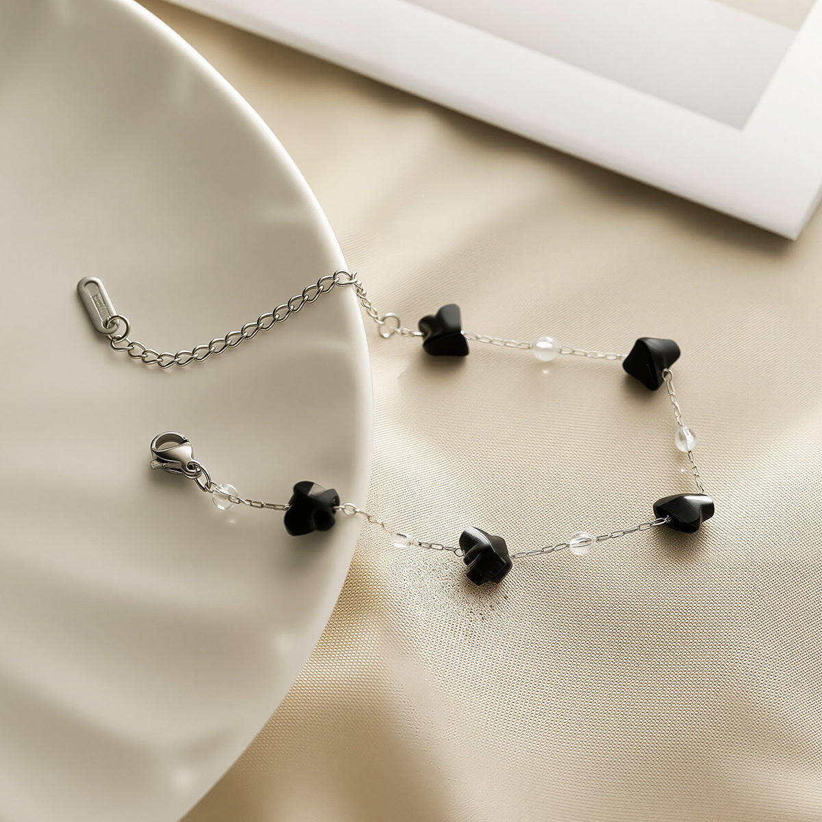 Renueva tu energía con la protección de la obsidiana y el lujo del titanio