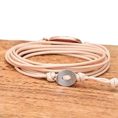 Pulsera envuelta en cuerda de cera con colgante de rhodonita