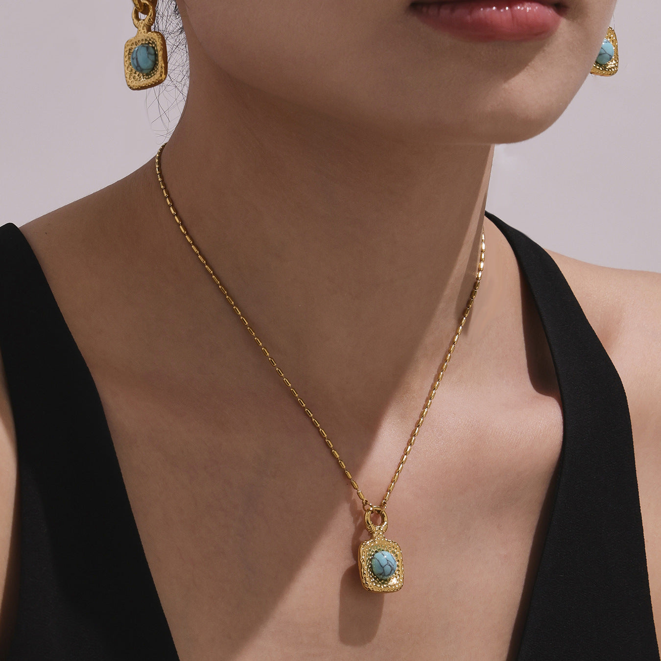 Conjunto de Turquesa Azul y Perla: Energía y Elegancia Espiritual