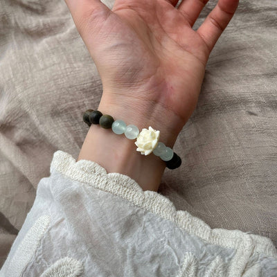 Pulsera de loto de sándalo verde y cuarzo azul: paz y energía espiritual