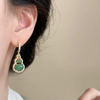 Pendientes de Turmalina Verde: Símbolo de Renovación y Elegancia