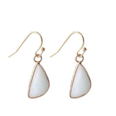 Pendientes de piedra natural: elegancia y energía con acabado dorado
