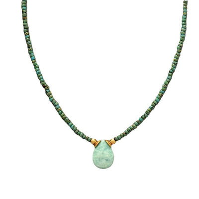 Collar Minimalista de Cuarzo Verde: Moda y Energía en tu Clavícula