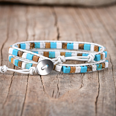 Pulsera de dos capas con ágata azul y blanca sobre cuero blanco, equilibrio emocional y serenidad consciente
