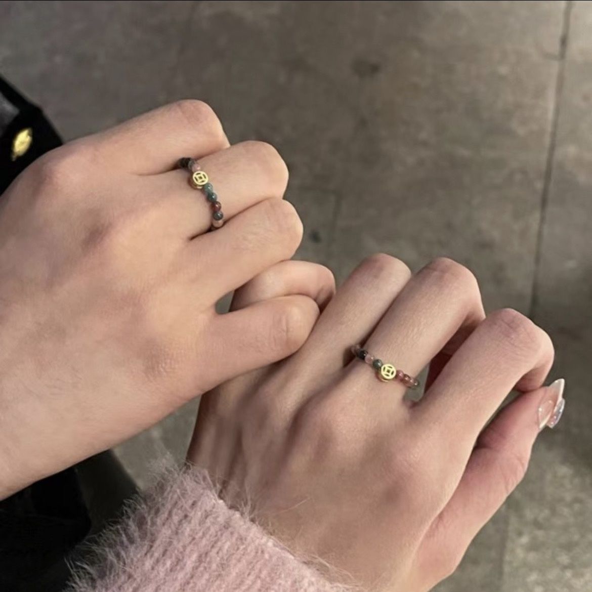 Conexión y color: Anillo energético de turmalina multicolor tejido a mano