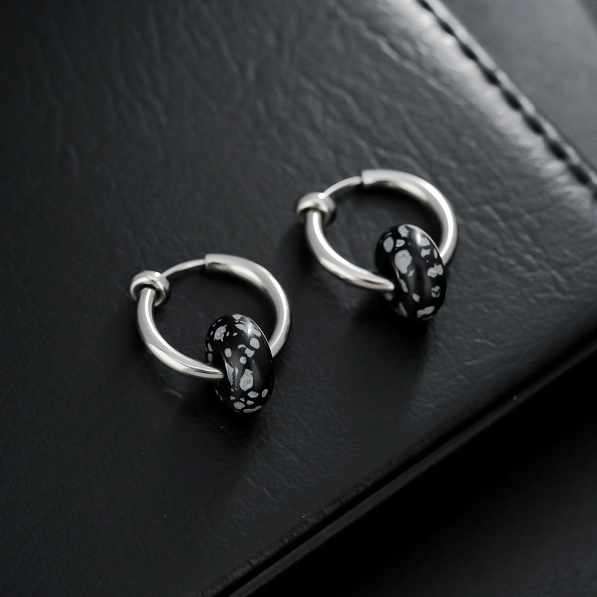 Pendientes de clip de piedra natural: Versatilidad, energía y moda sin límites