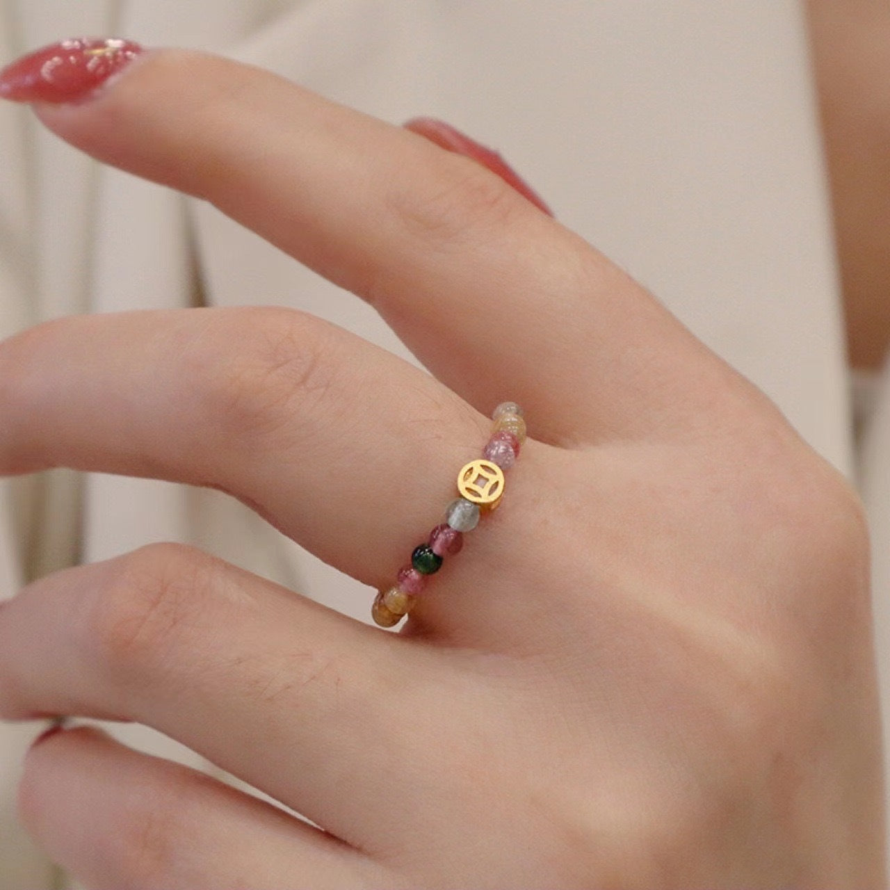 Conexión y color: Anillo energético de turmalina multicolor tejido a mano