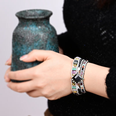 Pulsera bohemia de tres capas con ónix negro y cristal, protección y fuerza con estilo artesanal