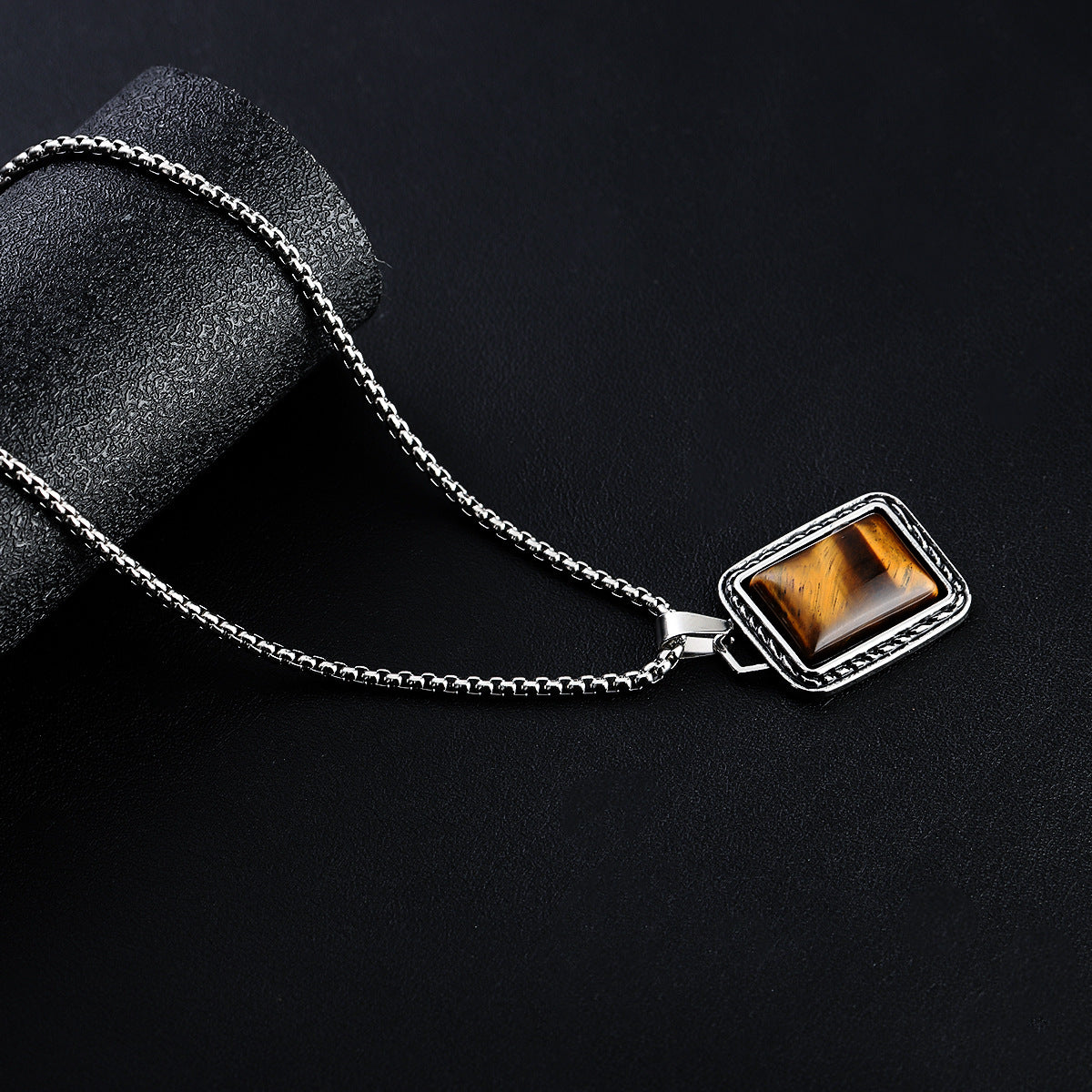 Collar de Ámbar y Acero de Titanio: Fuerza, Estilo y Distinción Masculina