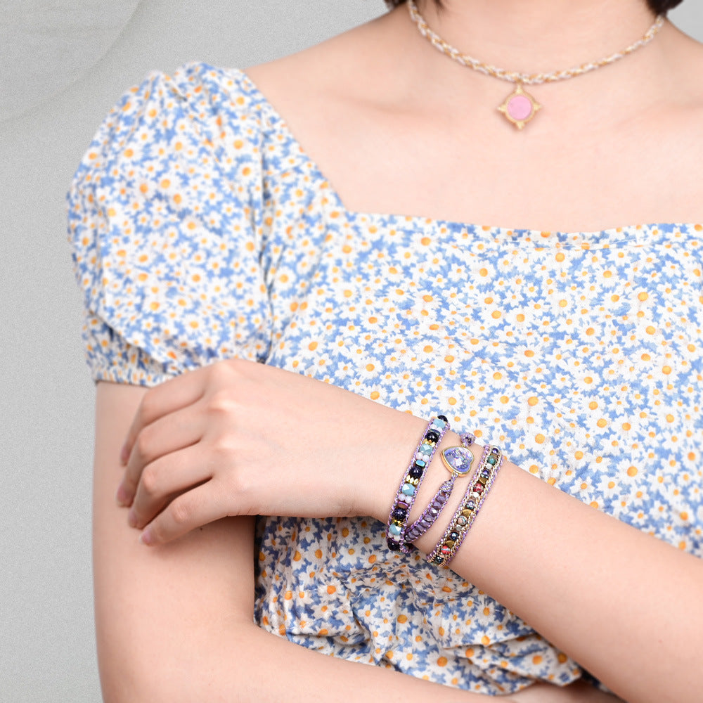 Pulsera de tres capas con ópalo morado y corazón, sensibilidad elevada y conexión emocional