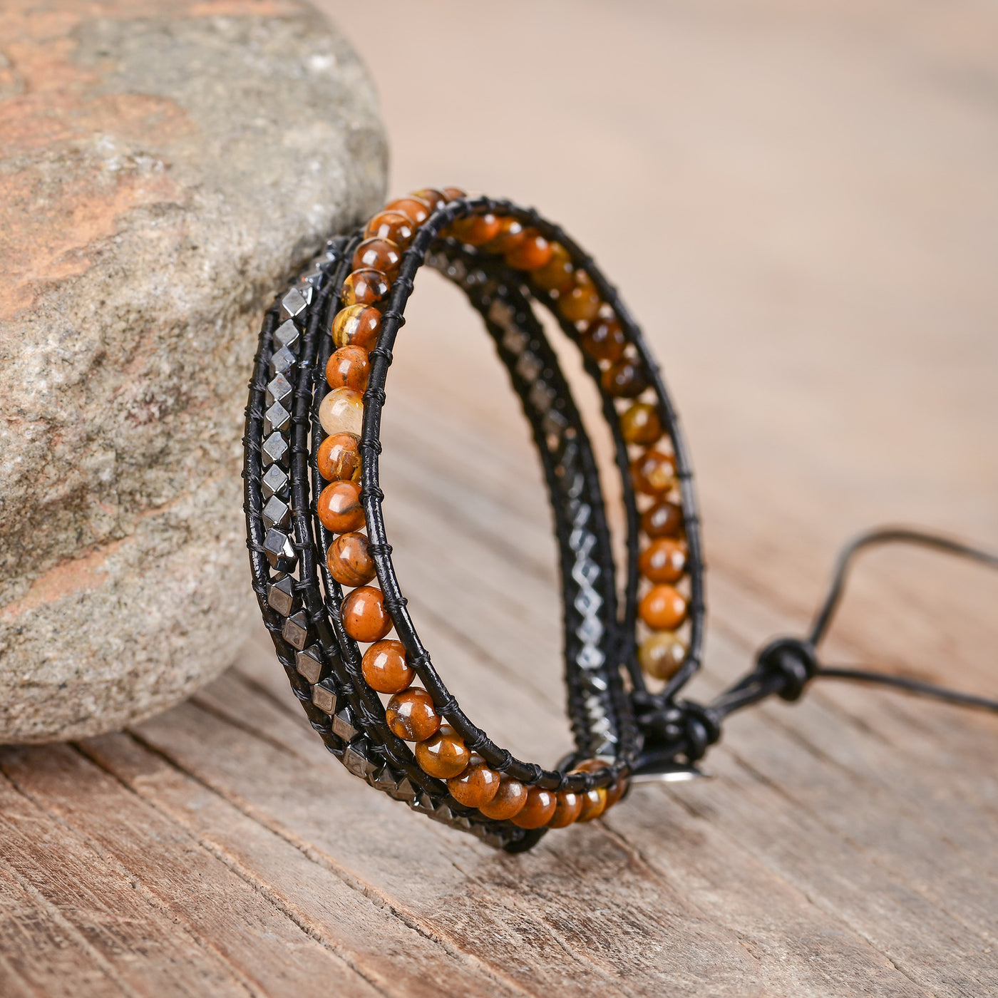 Pulsera tejida a mano de dos capas con ágata natural envuelta, equilibrio y autenticidad artesanal