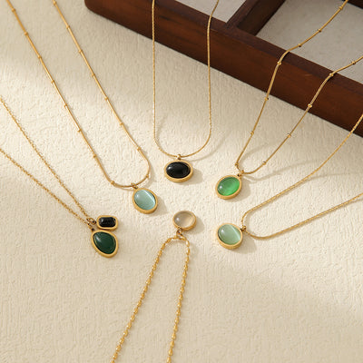 Collar de luz y armonía: Equilibrio espiritual en oro y minerales